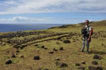 Ao longo da trilha na costa norte da ilha, encontro com ruínas da antiga civilização da Ilha de Páscoa, no sul do Oceano Pacífico